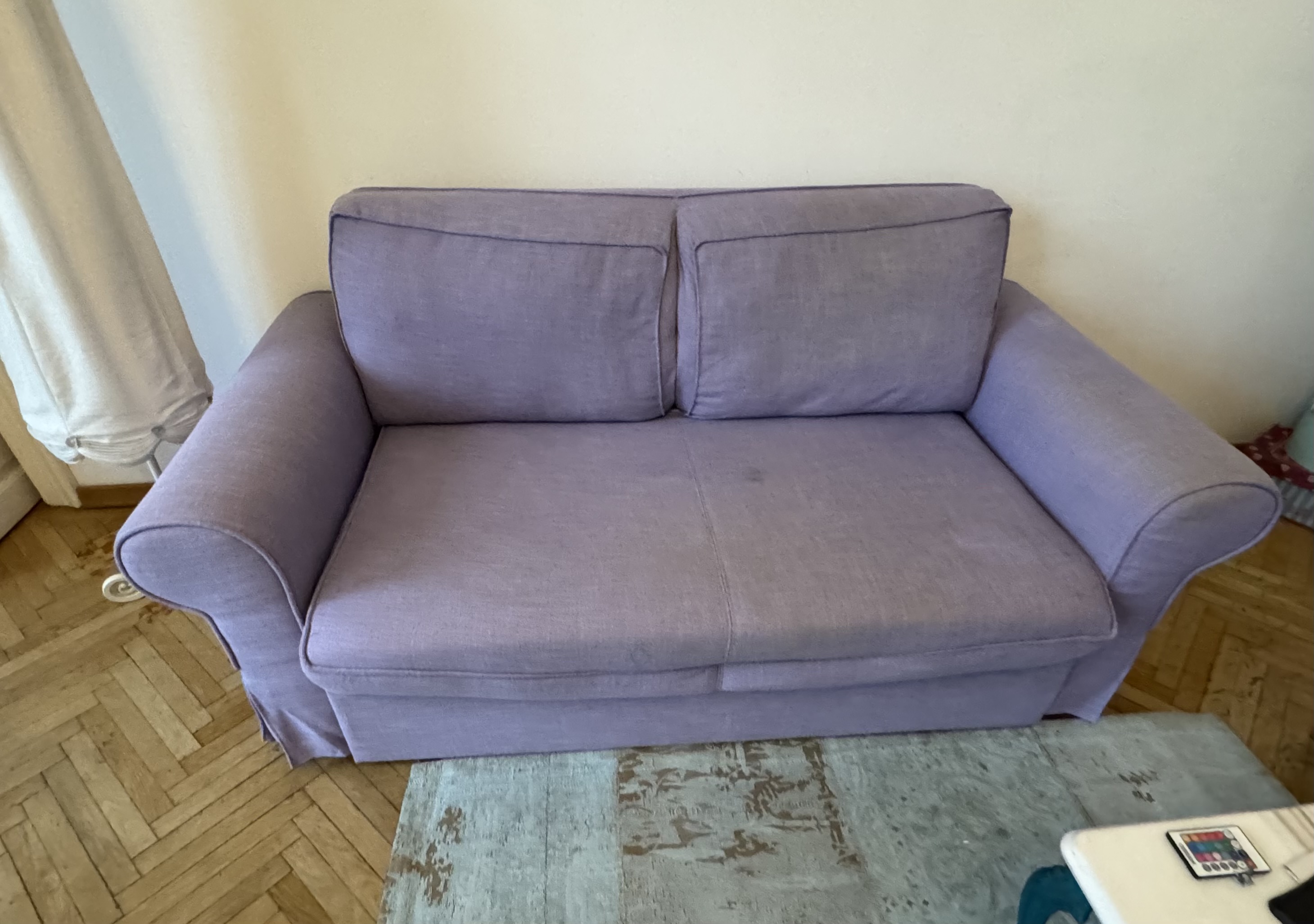 Canapea mov înainte de curățare